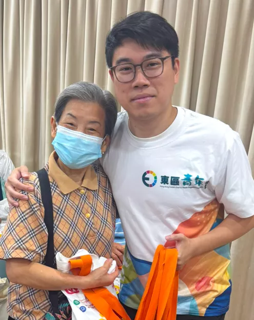 東區青年義工與長者合影，展示環保手挽袋
