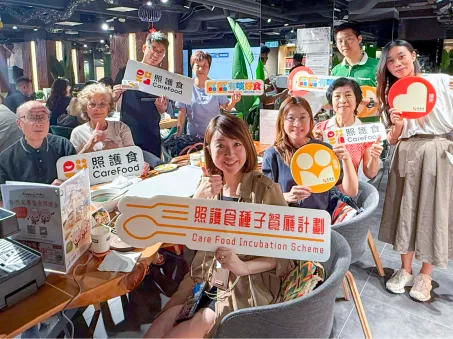 照護食種子餐廳計劃參加者於餐廳內舉牌合影